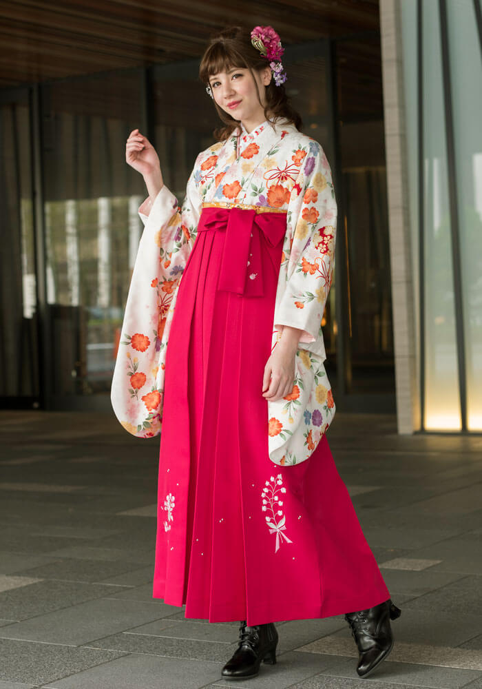 着物：白桜鈴小紋と袴：ローズモミザ刺繍